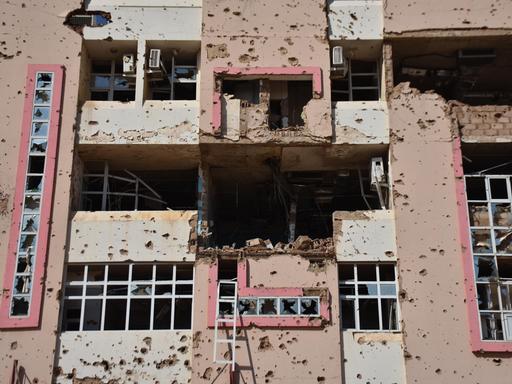 In Khartum, der Haupstadt des Sudan, ist im Januar 2026 die zerstörte Fassade des Al-Muallim Hospital zu sehen. In Khartum, der Haupstadt des Sudan, ist im Januar 2026 die zerstörte Fassade des Al-Muallim Hospital zu sehen.