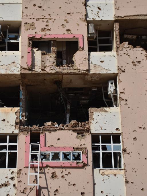 In Khartum, der Haupstadt des Sudan, ist im Januar 2026 die zerstörte Fassade des Al-Muallim Hospital zu sehen. In Khartum, der Haupstadt des Sudan, ist im Januar 2026 die zerstörte Fassade des Al-Muallim Hospital zu sehen.