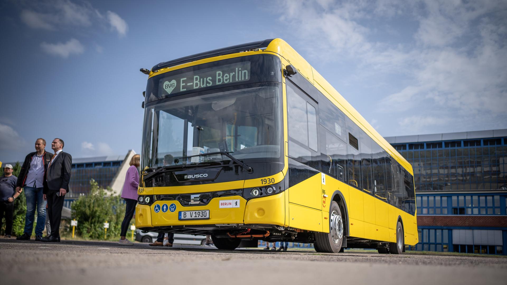 Eine gelber Elektrobus des Niederländischen Herstellers Ebusco steht auf einem Betriebshof der Berliner Verkehrsbetriebe.
