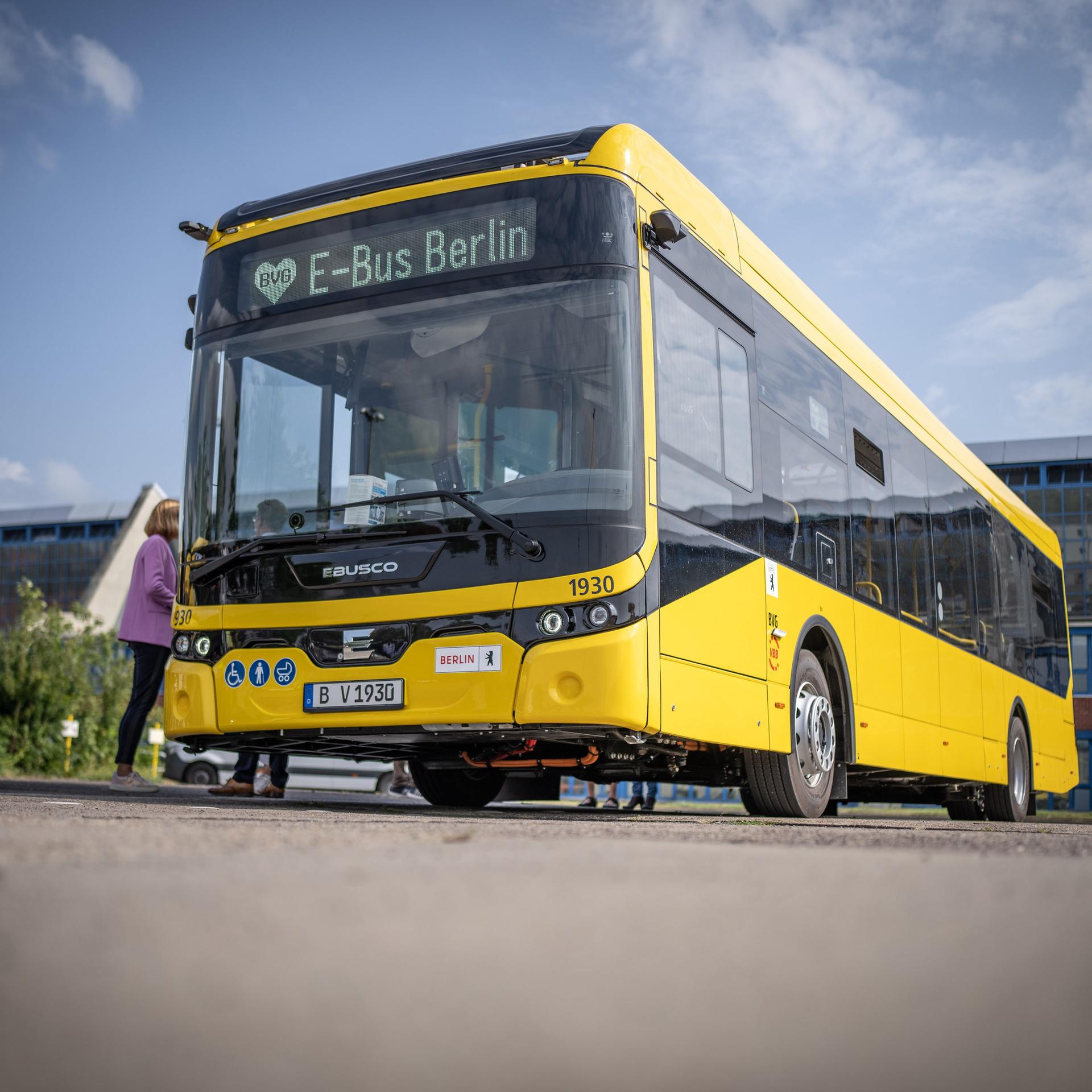 Eine neuer Elektrobus des Niederländischen Herstellers Ebusco, aufgenommen bei der Präsentation des neuen E-Bus-Typs "Ebusco 2.2" der Berliner Verkehrsbetriebe am BVG-Betriebshof Indira-Gandhi-Straße.