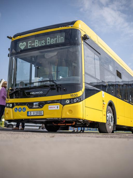 Eine neuer Elektrobus des Niederländischen Herstellers Ebusco, aufgenommen bei der Präsentation des neuen E-Bus-Typs "Ebusco 2.2" der Berliner Verkehrsbetriebe am BVG-Betriebshof Indira-Gandhi-Straße.