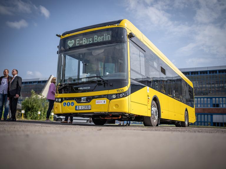 Eine neuer Elektrobus des Niederländischen Herstellers Ebusco, aufgenommen bei der Präsentation des neuen E-Bus-Typs "Ebusco 2.2" der Berliner Verkehrsbetriebe am BVG-Betriebshof Indira-Gandhi-Straße.