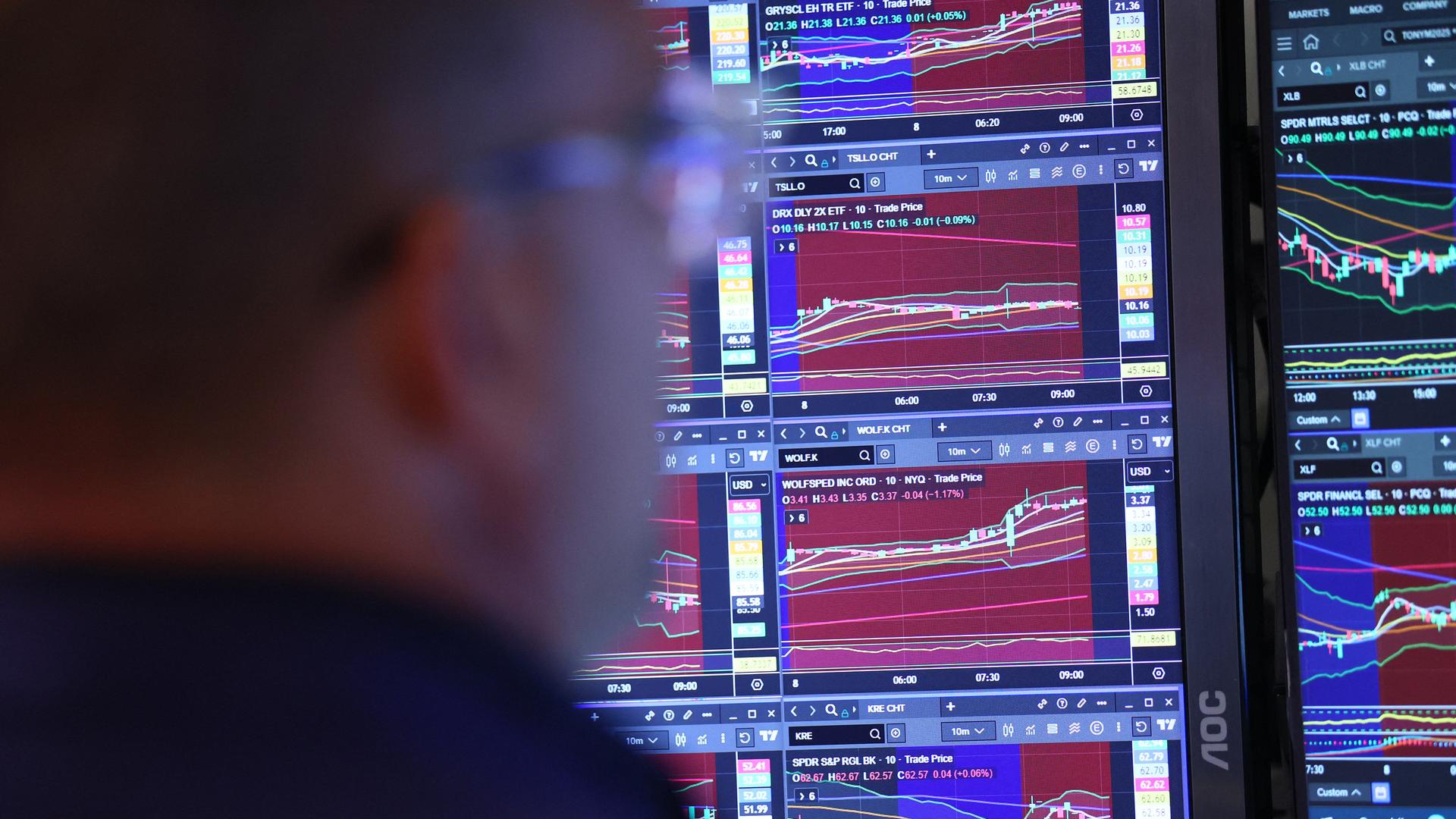 Ein Trader an der New Yorker Börse beobachtet einen Bildschirm mit mehreren Aktienindexen. Ein Trader an der New Yorker Börse beobachtet einen Bildschirm mit mehreren Aktienindexen.
