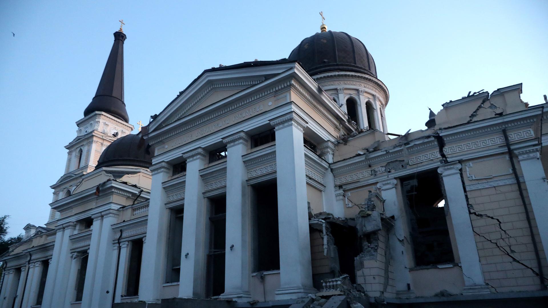 Das Foto zeigt die Verklärungskathedrale von Odessa, die bei einem russischen Raketenangriff schwer beschädigt wurde.