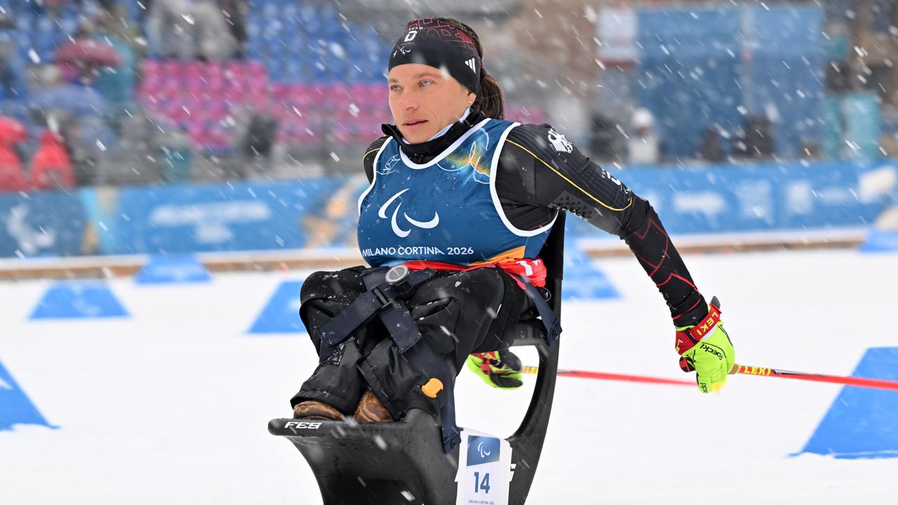 Die Para-Langläuferin Anja Wicker während eines Rennens in der sitzenden Klasse.
