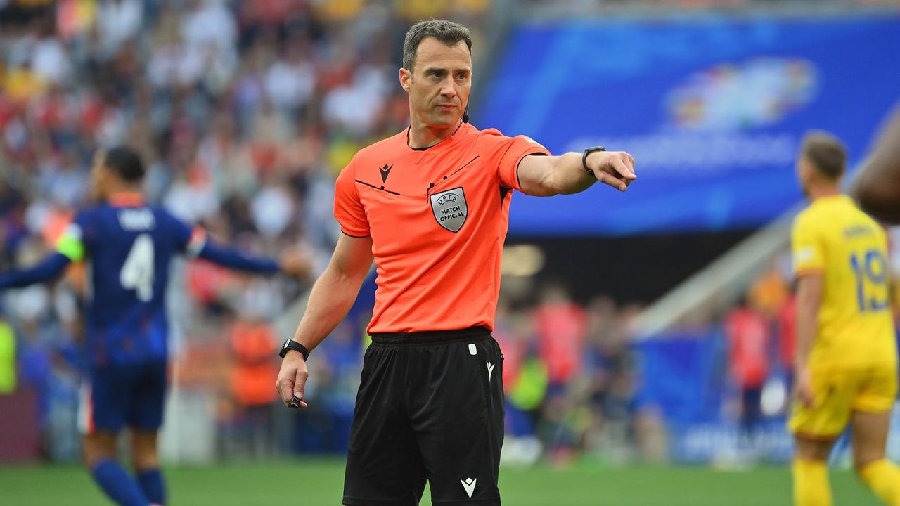 Der deutsche Schiedsrichter Felix Zwayer beim Achtelfinale von Rumänien gegen die Niederlande.