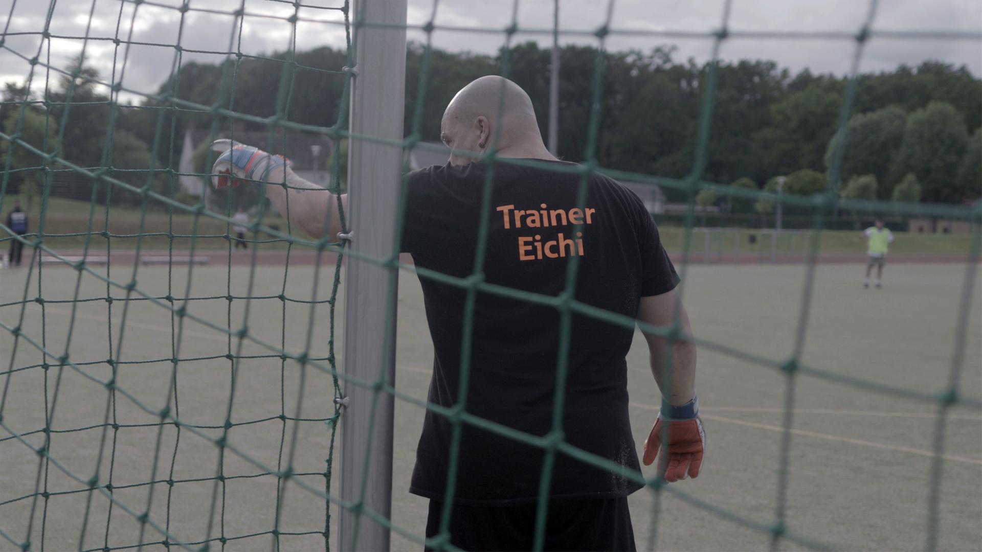 Thomas "Eichi" Eichstätt steht auf dem Fußballplatz im Tor und gestikuliert. Thomas "Eichi" Eichstätt steht auf dem Fußballplatz im Tor und gestikuliert.