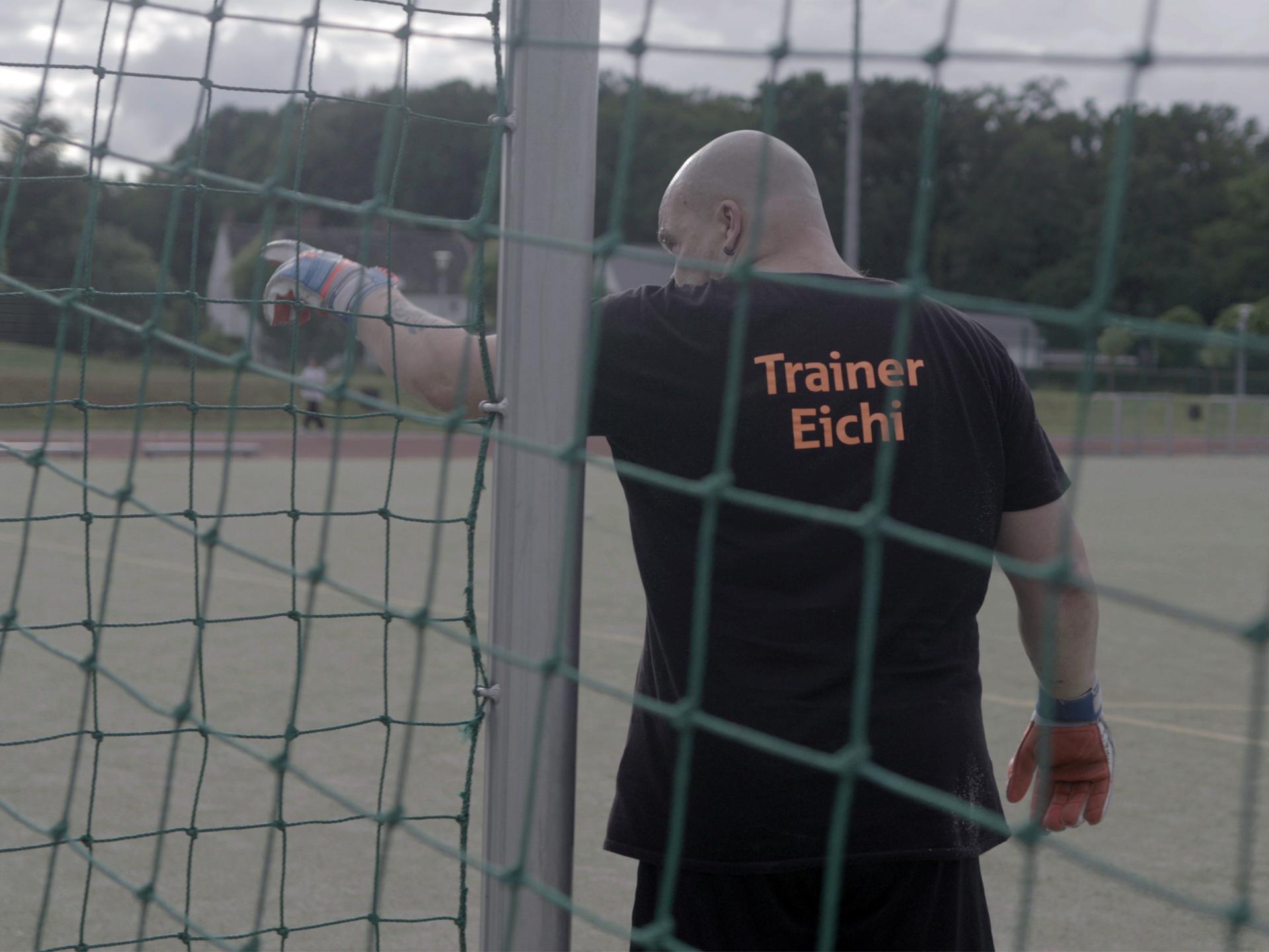 Thomas "Eichi" Eichstätt steht auf dem Fußballplatz im Tor und gestikuliert.