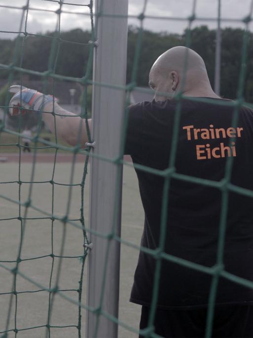 Thomas "Eichi" Eichstätt steht auf dem Fußballplatz im Tor und gestikuliert.