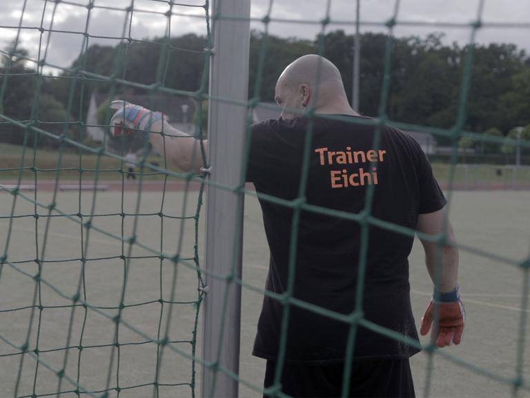 Thomas "Eichi" Eichstätt steht auf dem Fußballplatz im Tor und gestikuliert.