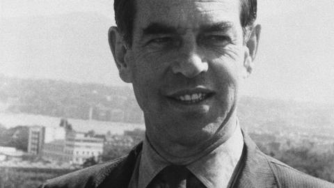Historisches Schwarzweißfoto von Joseph Campbell. Er trägt einen Anzug und schaut nachdenklich zur Seite.