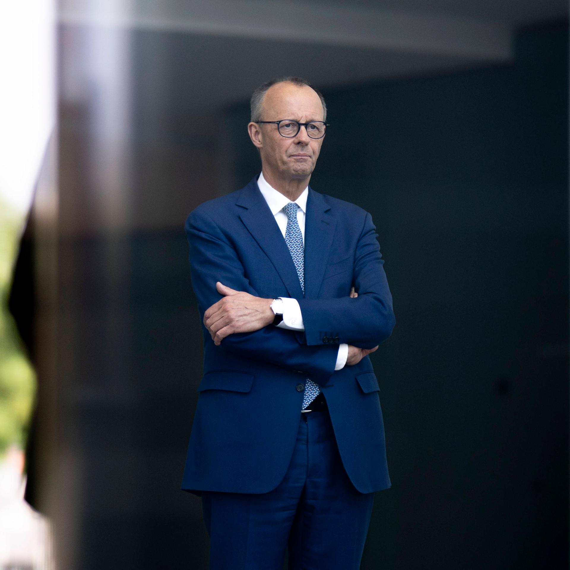 Bundeskanzler Friedrich Merz (CDU) mit ernstem Blick in die Ferne und verschränkten Armen im Foyer des Bundeskanzleramtes in Berlin (11.06.2025)