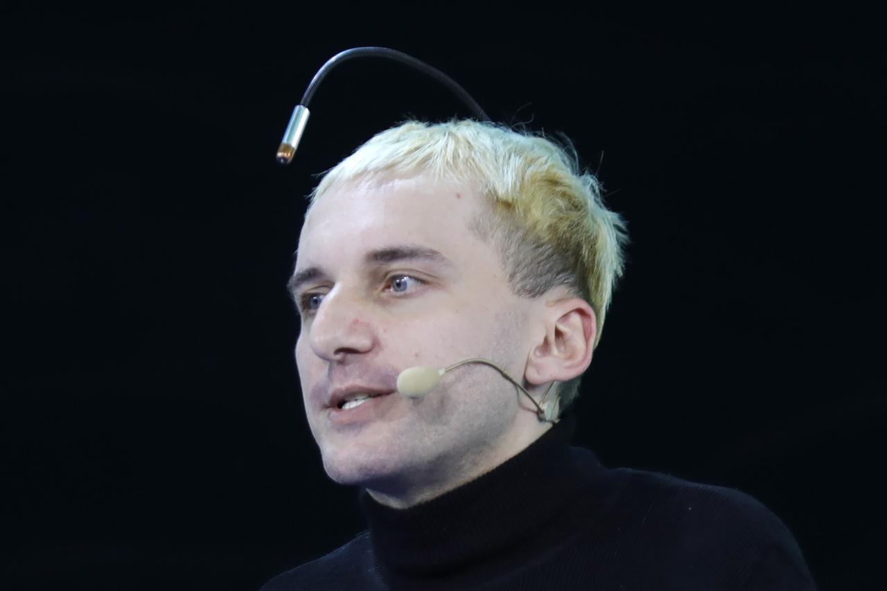 Neil Harbisson, Avantgarde-Künstler und Cyborg-Aktivist, trägt als erster Mensch auf der Welt eine implantierte Antenne im Schädel