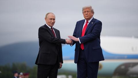US-Präsident Donald Trump (rechts) begrüßt den russischen Präsidenten Wladimir Putin bei seiner Ankunft auf dem gemeinsamen Stützpunkt Elmendorf-Richardson am 15. August 2025 in Anchorage, Alaska.