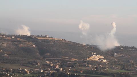 Rauchschwaden sind nach israelischen Luftangriffen in Khiam im Libanon zu sehen.