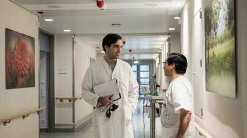 Der mexikanische Arzt und angehende Neurologe Mario de la Piedra Walter (links) und der Krankenpfleger Lorenzo Santiago Fernandez Yam aus Mexiko unterhalten sich am 13. Februar 2025 in einem Berliner Krankenhaus Der mexikanische Arzt und angehende Neurologe Mario de la Piedra Walter (links) und der Krankenpfleger Lorenzo Santiago Fernandez Yam aus Mexiko unterhalten sich am 13. Februar 2025 in einem Berliner Krankenhaus
