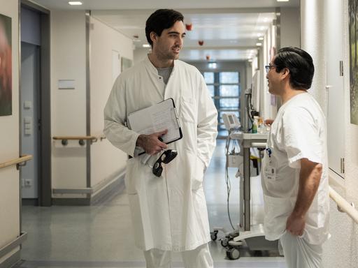 Der mexikanische Arzt und angehende Neurologe Mario de la Piedra Walter (links) und der Krankenpfleger Lorenzo Santiago Fernandez Yam aus Mexiko unterhalten sich am 13. Februar 2025 in einem Berliner Krankenhaus