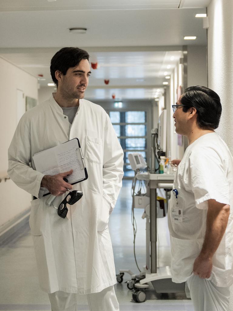 Der mexikanische Arzt und angehende Neurologe Mario de la Piedra Walter (links) und der Krankenpfleger Lorenzo Santiago Fernandez Yam aus Mexiko unterhalten sich am 13. Februar 2025 in einem Berliner Krankenhaus