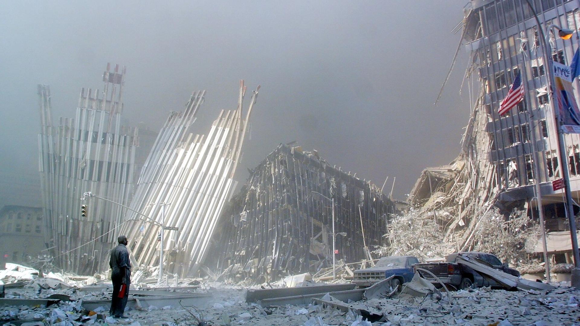 Ein Mann voller Staub steht nach dem Einsturz des World Trade Center am 11. September 2001 in New York einsam im Schutt. Ein Mann voller Staub steht nach dem Einsturz des World Trade Center am 11. September 2001 in New York einsam im Schutt.