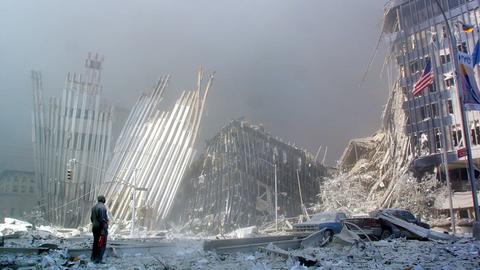 Ein Mann voller Staub steht nach dem Einsturz des World Trade Center am 11. September 2001 in New York einsam im Schutt.