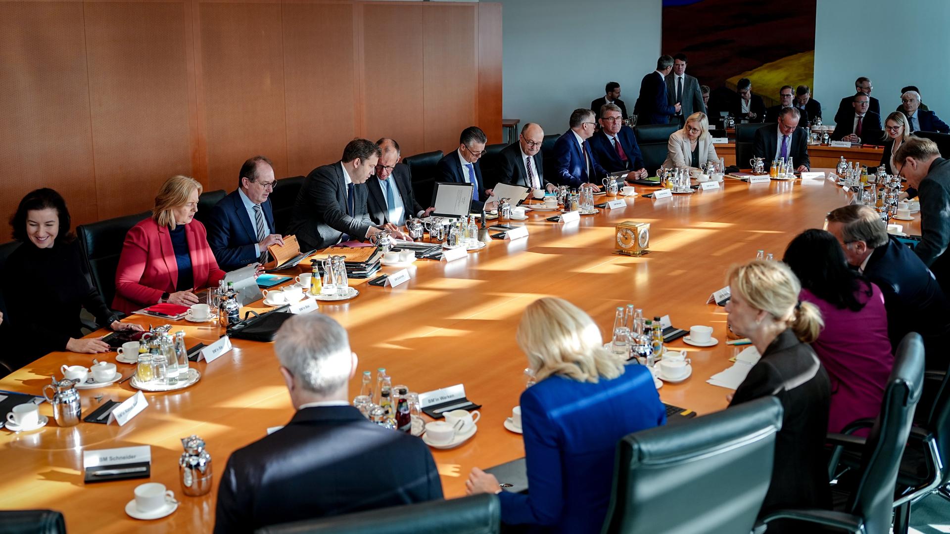 Das Bundeskabinett kommt zu seiner Sitzung unter der Leitung von Bundeskanzler Friedrich Merz (Mitte, li., CDU) im Bundeskanzleramt zusammen.