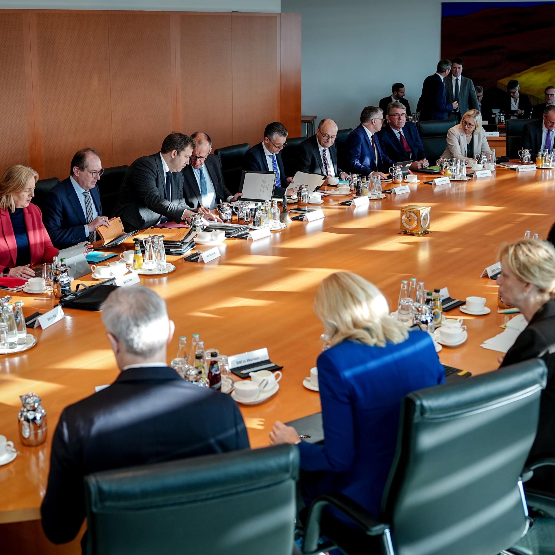 Das Bundeskabinett kommt zu seiner Sitzung unter der Leitung von Bundeskanzler Friedrich Merz (Mitte, li., CDU) im Bundeskanzleramt zusammen.