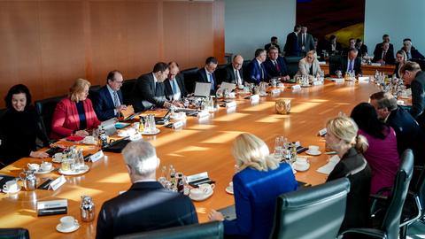 Das Bundeskabinett kommt zu seiner Sitzung unter der Leitung von Bundeskanzler Friedrich Merz (Mitte, li., CDU) im Bundeskanzleramt zusammen.