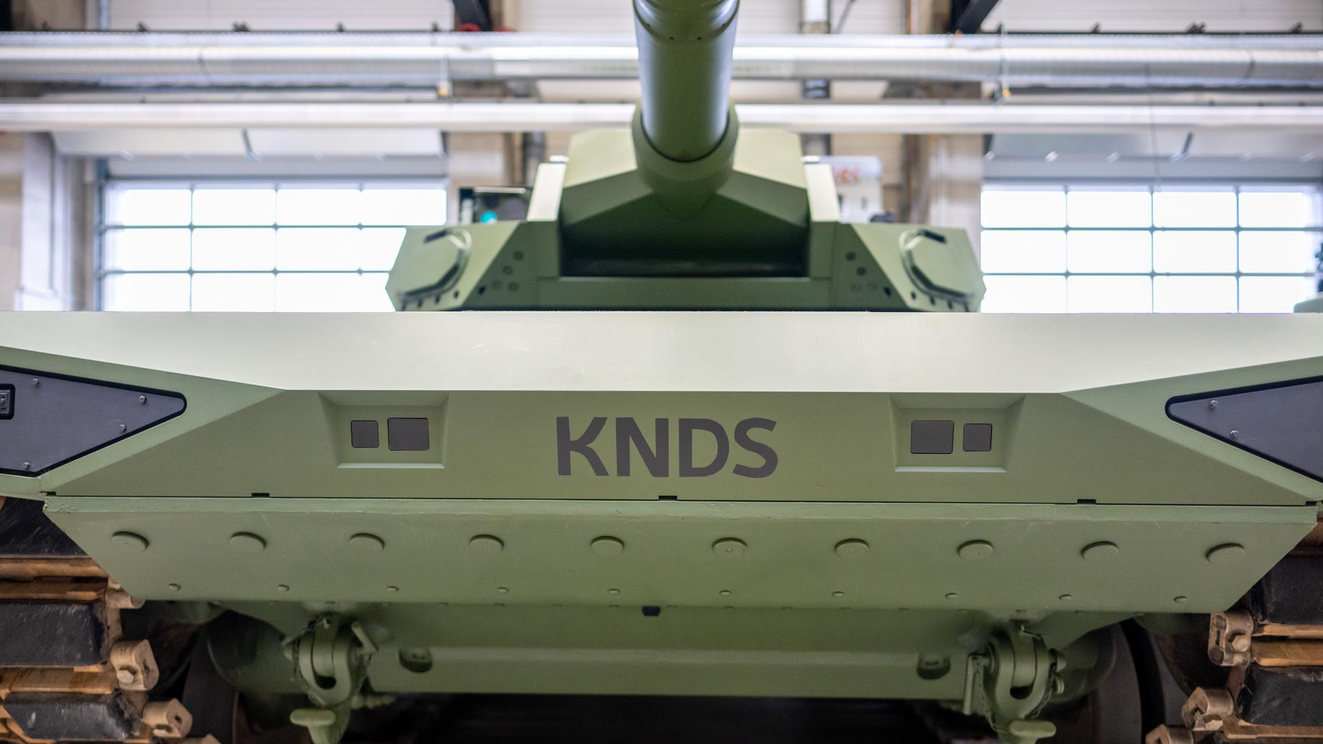 Ein Panzer vom Typ Leopard 2 steht in den Fertigungshallen des Herstellers KNDS. Ein Panzer vom Typ Leopard 2 steht in den Fertigungshallen des Herstellers KNDS.