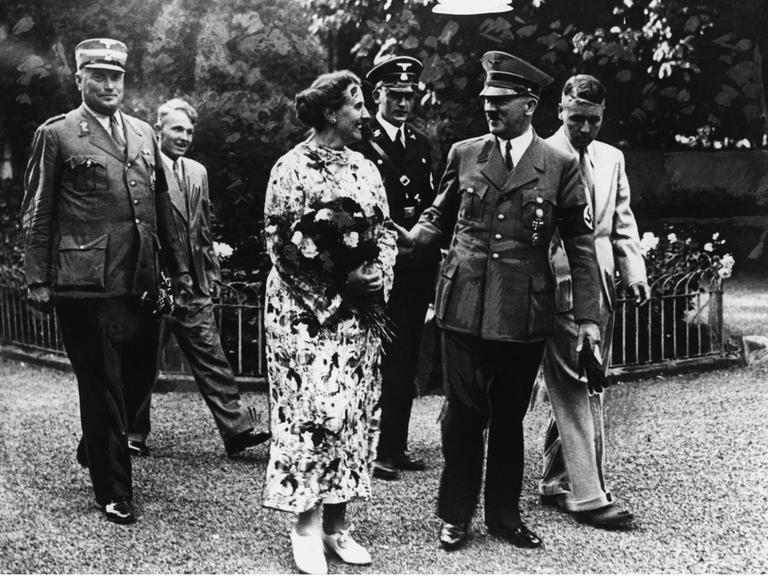 Adolf Hitler  mit Winifred Wagner 1937 im Garten von Haus Wahnfried. In Begleitung von Winifreds Söhnen Wieland (rechts) und Wolfgang  (Zweiter von links)
