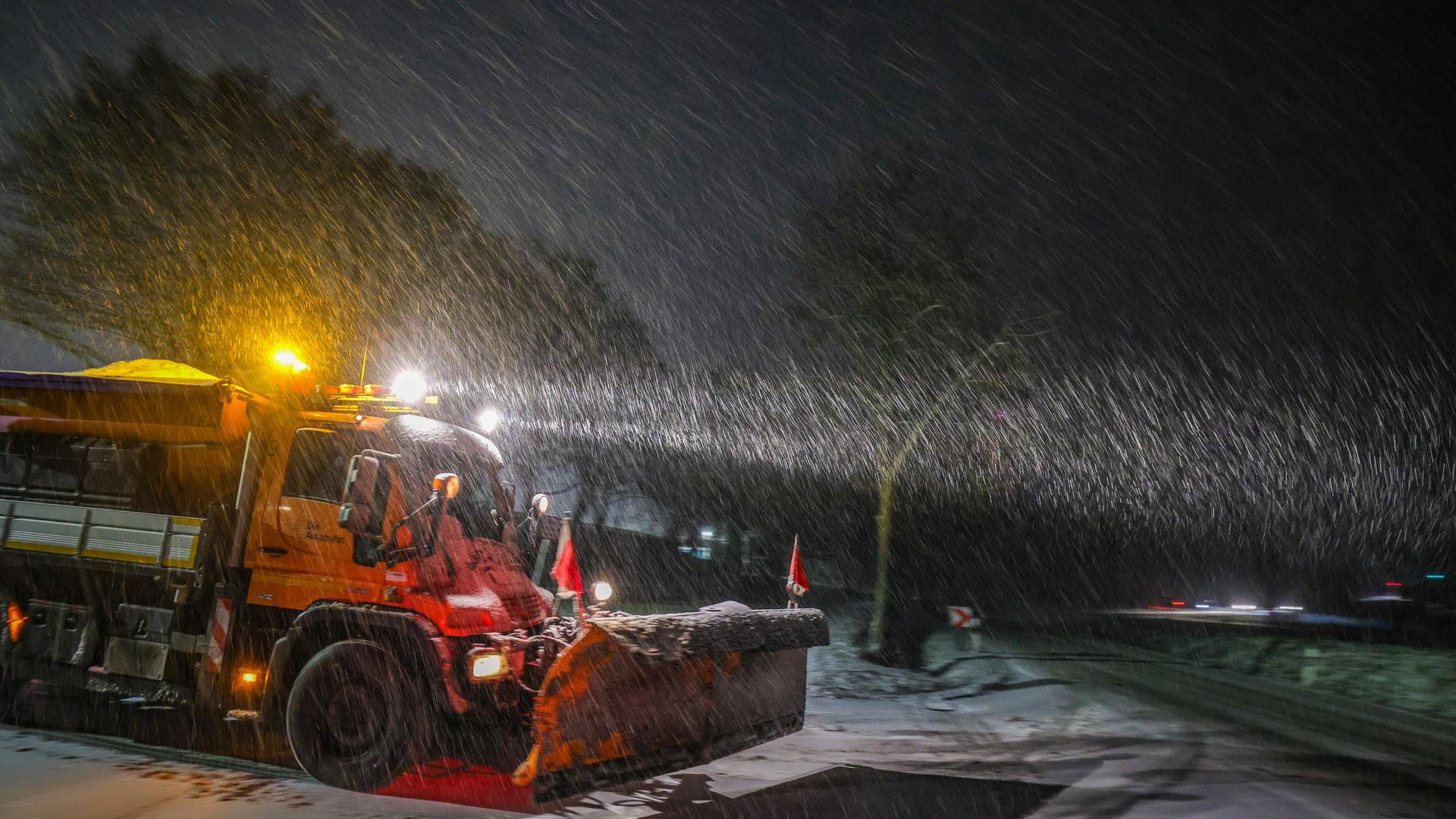 Ein Fahrzeug vom Winterdienst der Autobahnmeisterei im Kreis Herford (NRW)