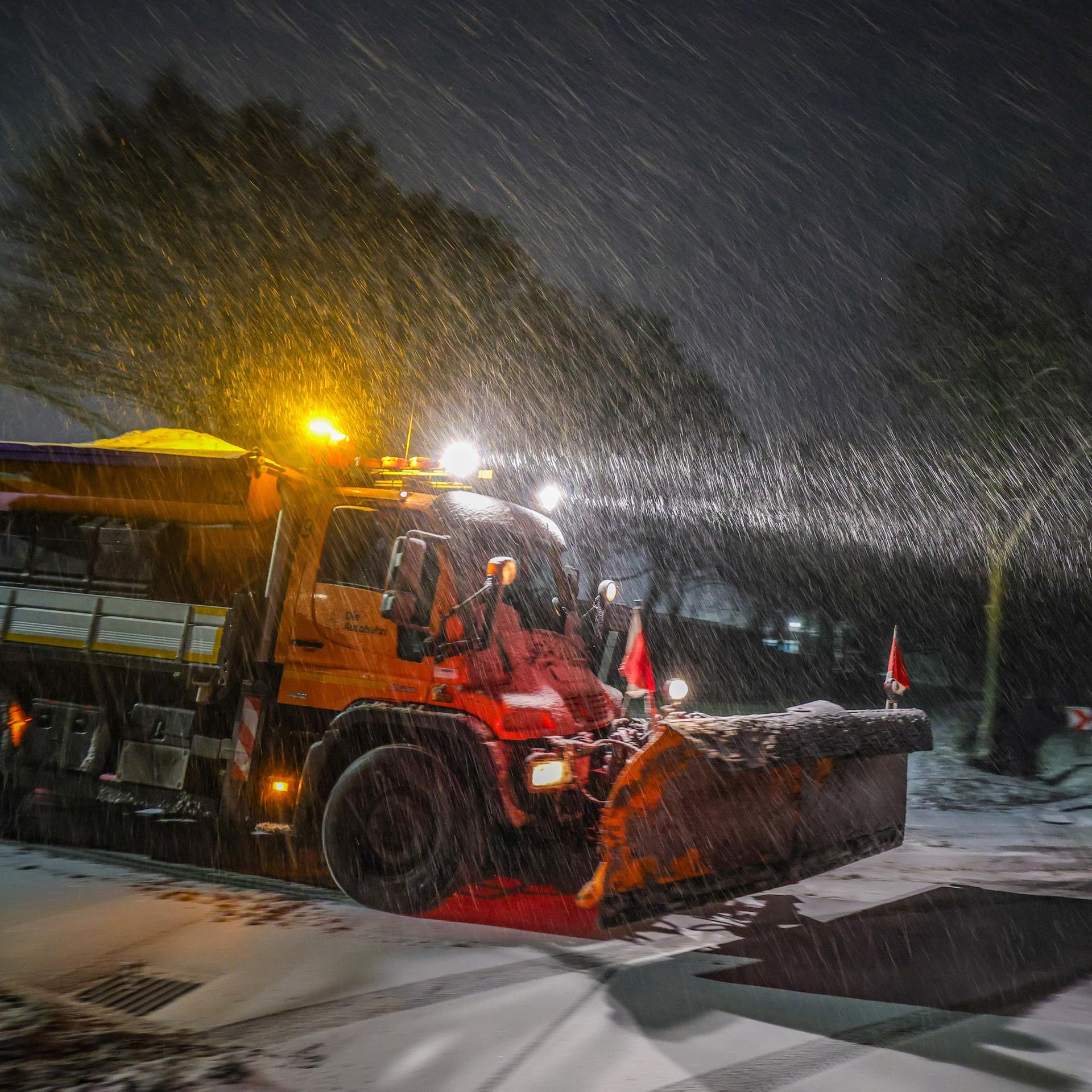 Ein Fahrzeug vom Winterdienst der Autobahnmeisterei im Kreis Herford
