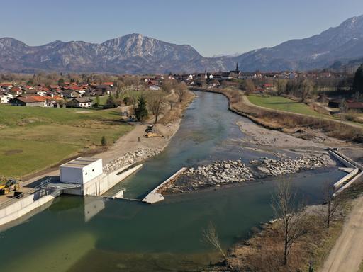 Im Fluss Loisach wurde 2020 ein von Forschern der Technischen Universität München entwickeltes Schachtwasserkraftwerk in Betrieb genommen.