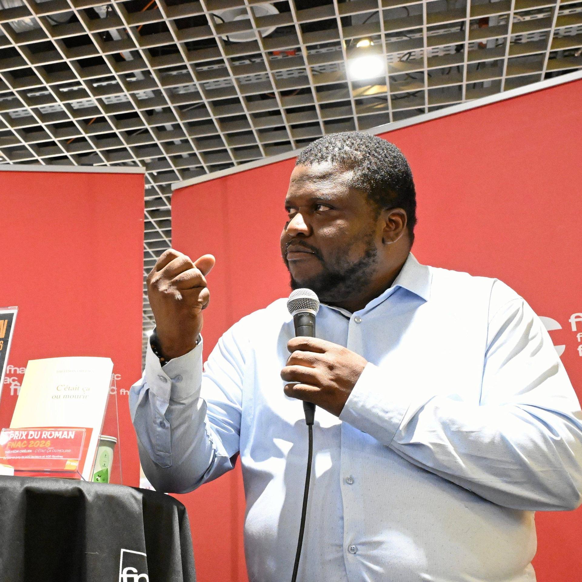 Der kanadisch-haitianischen Autors Thélyson Orélien im Profil.