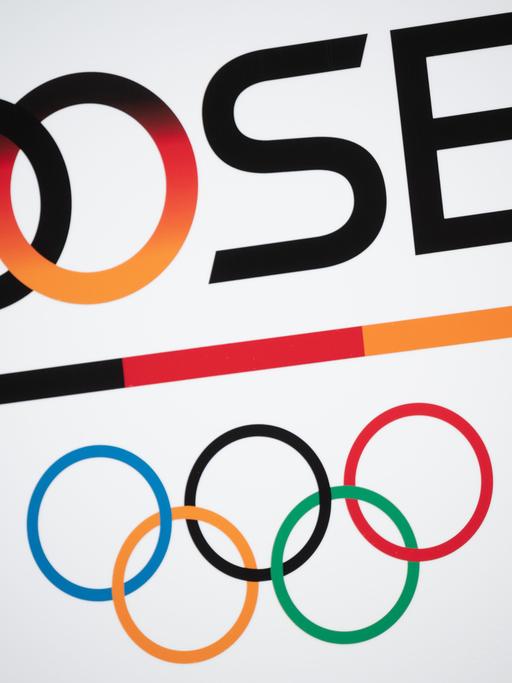 Das Logo des Deutschen Olympischen Sportbunds über den Olympischen Ringen