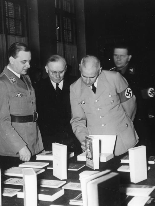 Alfred Rosenberg, links in Uniform, Leiter des aussenpolitischen Amtes der NSDAP, eröffnet die Ausstellung "Das politische Deutschland" in Berlin 1936. Reichsminister Wilhelm Frick, links in Uniform, besucht die Ausstellung.