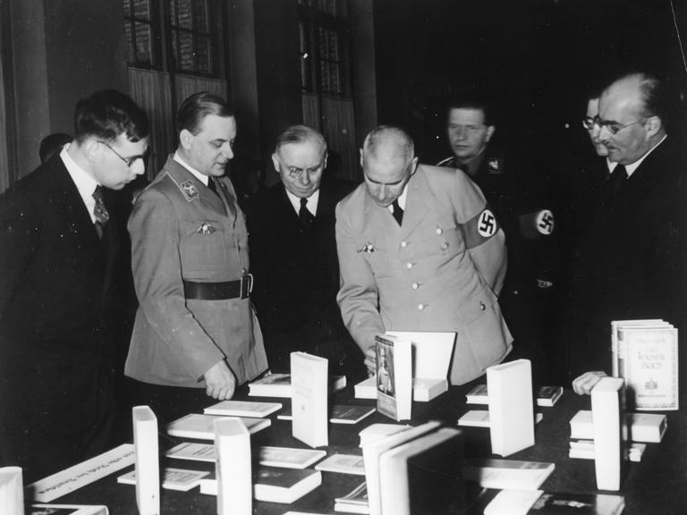 Alfred Rosenberg, links in Uniform, Leiter des aussenpolitischen Amtes der NSDAP, eröffnet die Ausstellung "Das politische Deutschland" in Berlin 1936. Reichsminister Wilhelm Frick, links in Uniform, besucht die Ausstellung.