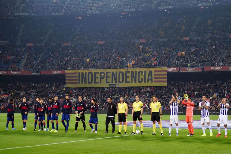 Fans des FC Barcelona zeigen mit dem Banner "Independencia" ihren Wunsch nach Unabhängigkeit Kataloniens beim Spiel des FC Barcelona gegen Real Valladolid 2019.