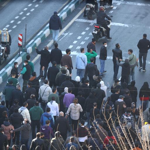 Das Foto zeigt Ladenbesitzer und Händler bei einem Protestmarsch auf einer großen Straße in der iranischen Hauptstadt Teheran.