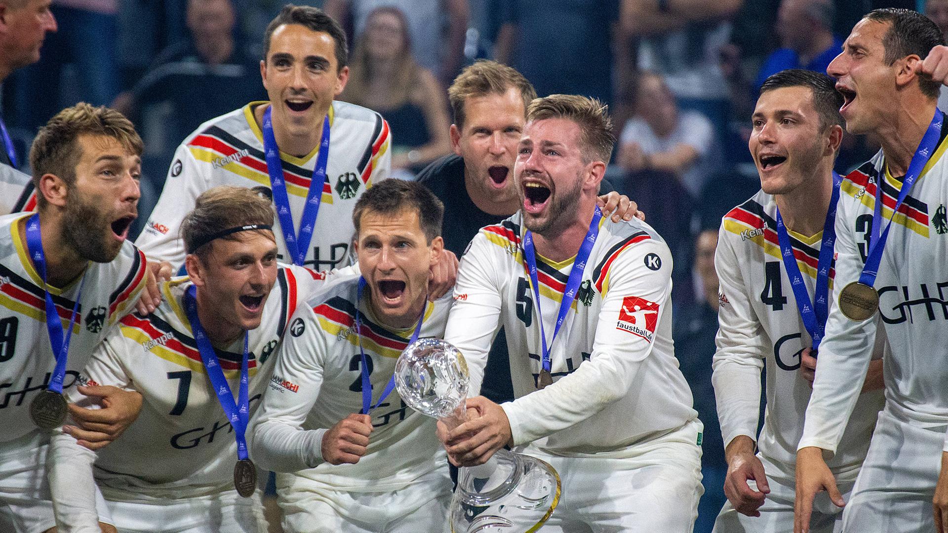Jubel bei Deutschlands Faustballern nach dem Gewinn des WM-Titels in Mannheim