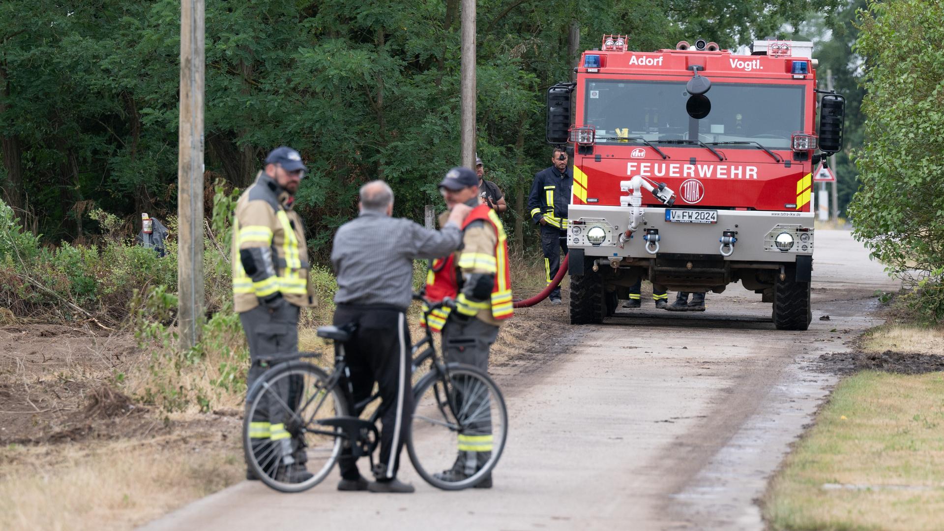 Einsatzkräfte der Feuerwehr betanken ein Löschfahrzeug. Einsatzkräfte der Feuerwehr betanken ein Löschfahrzeug.