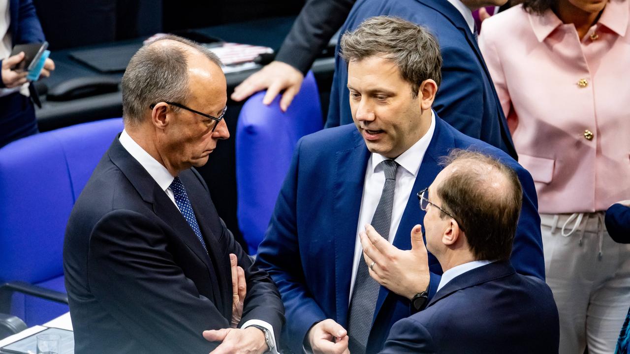 Gespräch zwischen dem CDU-Vorsitzenden Friedrich Merz (v.l.n.r.), dem SPD-Vorsitzenden Lars Klingbeil und CSU-Landesgruppenchef Alexander Dobrindt im Bundestag
