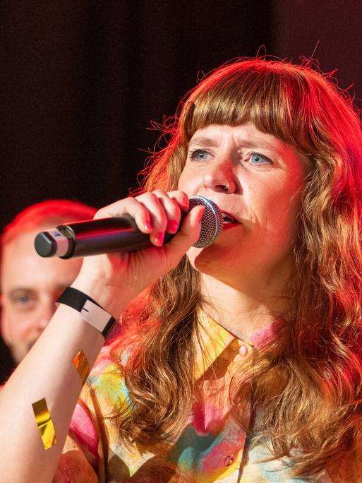 Die Landesvorsitzende der Berliner Linken, Kerstin Wolter, hält sich ein Mikrofon vor den Mund. Die Landesvorsitzende der Berliner Linken, Kerstin Wolter, hält sich ein Mikrofon vor den Mund.