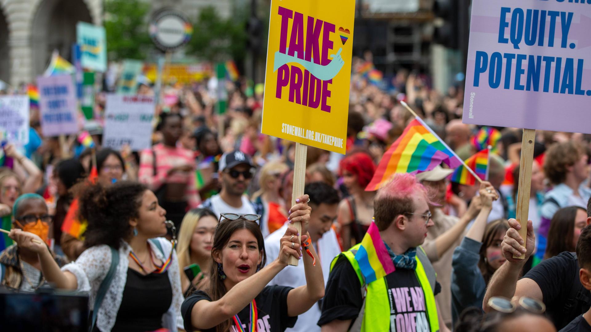 Teilnehmer der Pride Parade 2022 in London auf der Straße.