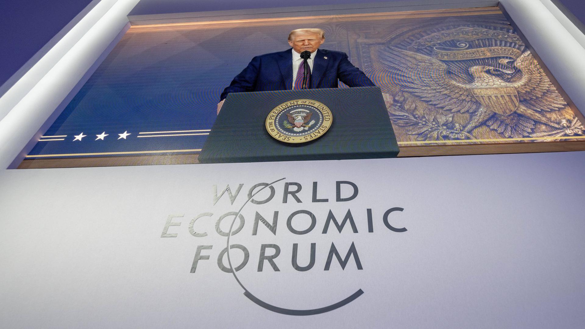 Donald Trump auf der Leinwand in Davos 