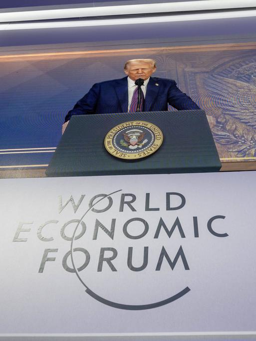 Donald Trump auf der Leinwand in Davos 