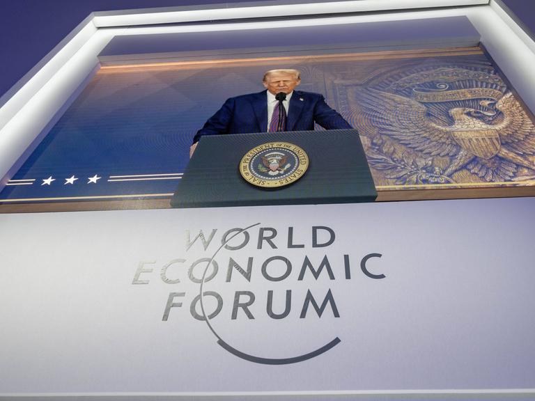 Donald Trump auf der Leinwand in Davos 