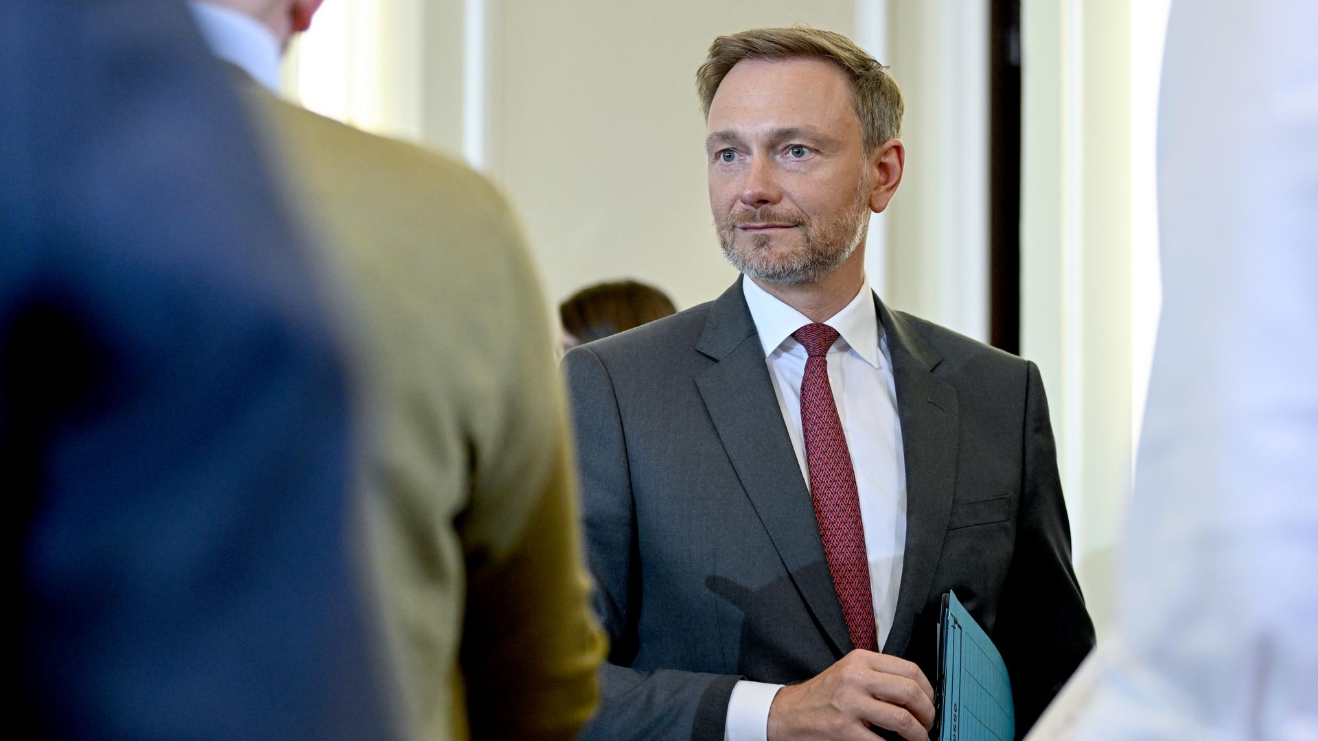 Christian Lindner (FDP), Bundesfinanzminister, kommt zu einer Pressekonferenz zur Steuerschätzung