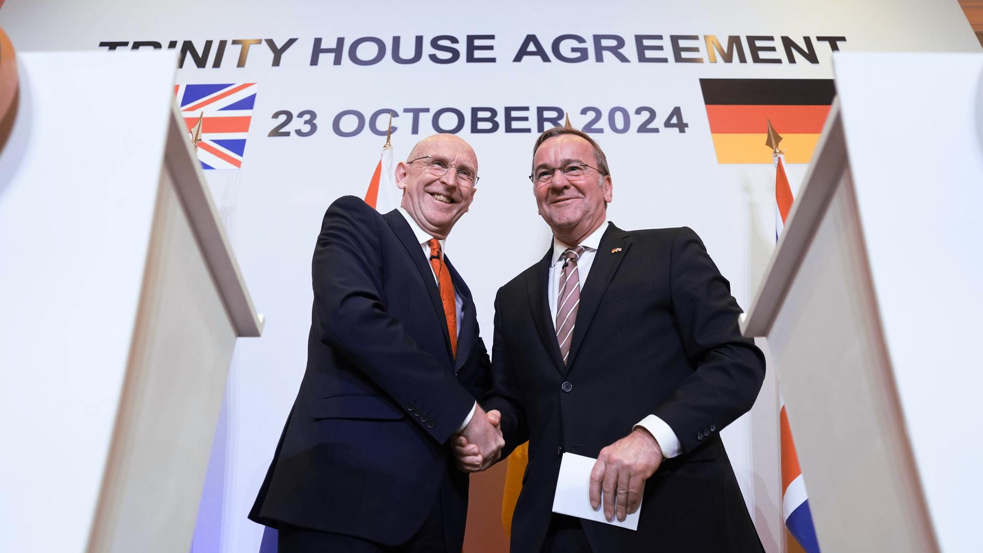 Großbritanniens Verteidigungsminister John Healey (l) und sein deutscher Amtskollege Boris Pistorius bei einer Pressekonferenz nach der Unterzeichnung eines neuen deutsch-britischen Verteidigungsabkommens im Trinity House in London. 