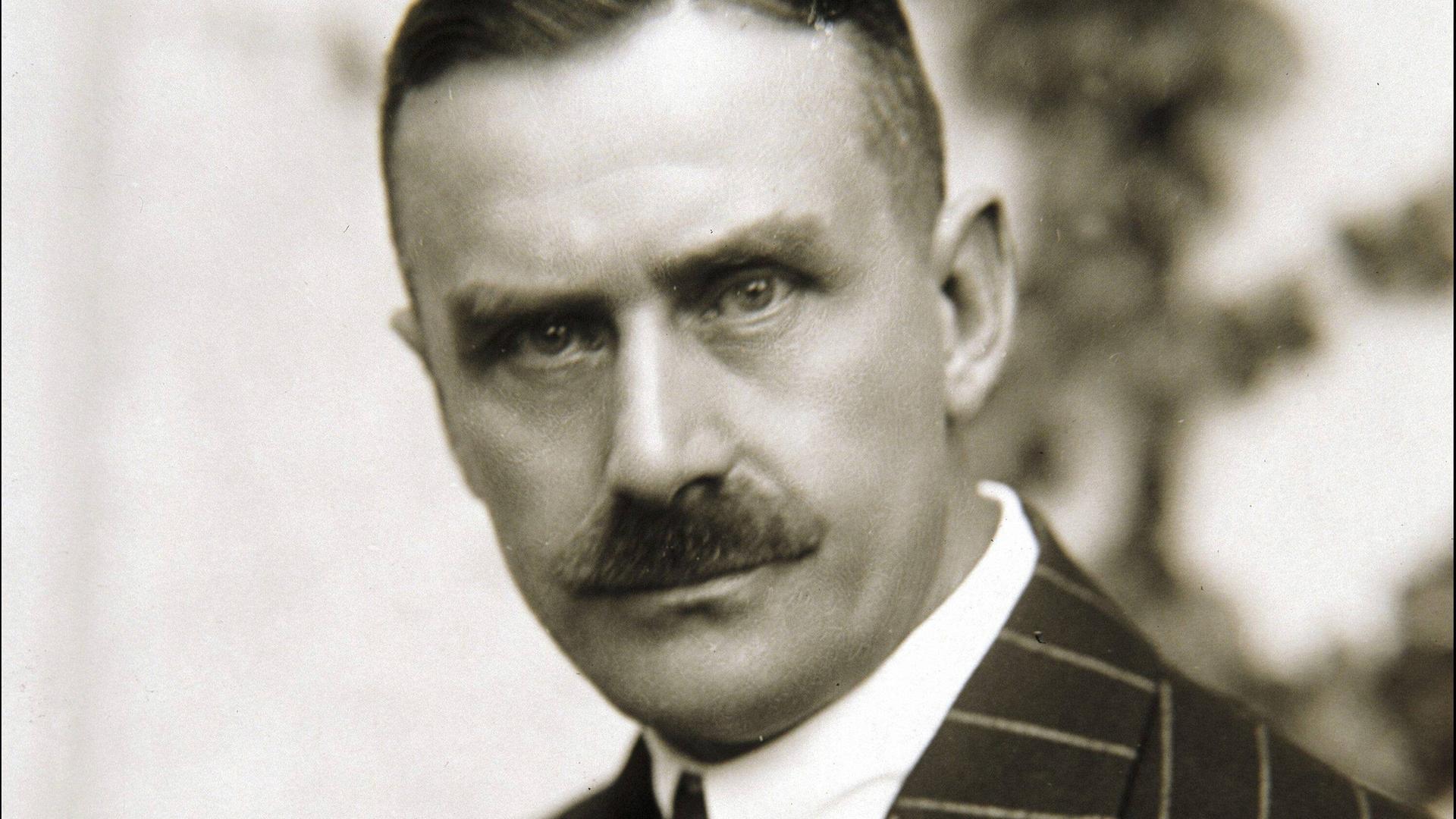 Thomas Mann blickt in die Kamera