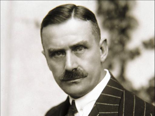 Thomas Mann blickt in die Kamera